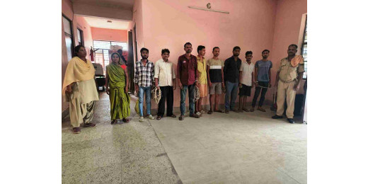 बालगुदर से महिला सहित दो धंधेबाज गिरफ्तार, 7 पीने वाले भी गिरफ्तार  